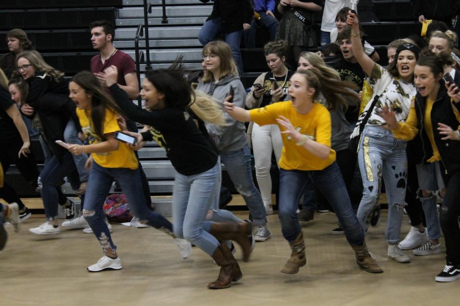 Seniors sprinting to grab the spirit stick.