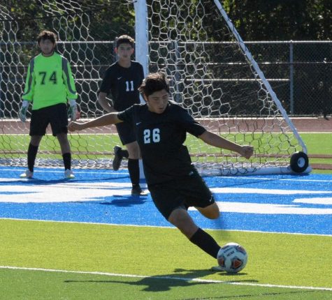 Marcos Navarrete (10) kicking off the ball after an unsuccessful attempt at the goal by Notre Dame.