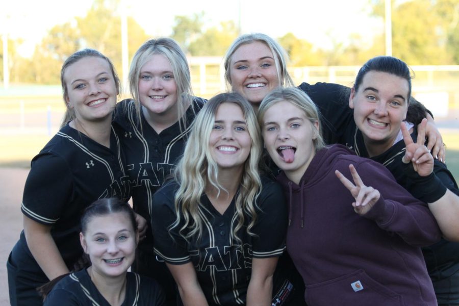 Team+members+Miley%2C+Abby%2C+Allie%2C+Terri%2C+and+Adrian+getting+a+picture+with+seniors+Faith+and+Kindal+after+the+senior+night+game.+
